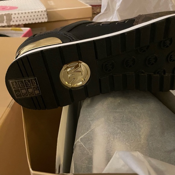 MK SHOES - Picture 5 of 6